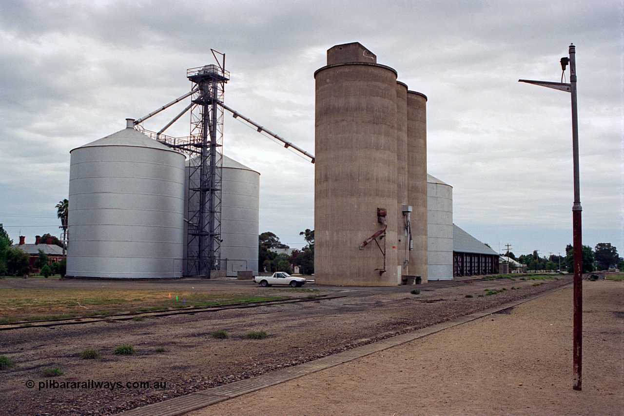 170-19
Goorambat station yard overview looking from platform, Williamstown style silo complex with steel annex and an Ascom style silo complex as another annex at the back, also beside the silos is a Grain Elevators Board H style horizontal bunker.
