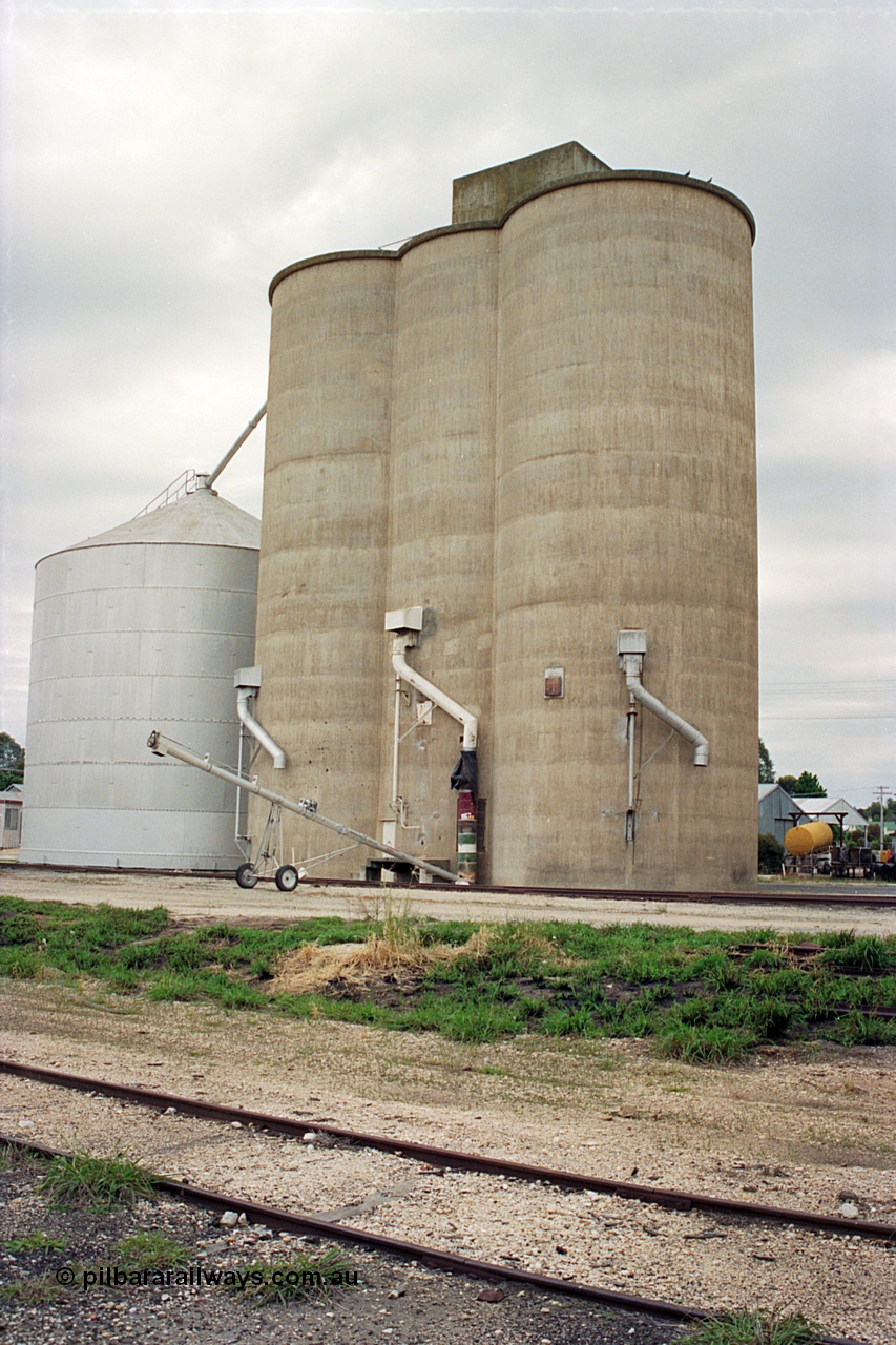 170-25
Rutherglen, view across yard, Williamstown style silo complex with steel annex, load-out spouts, silo has been configured for loading road vehicles.
