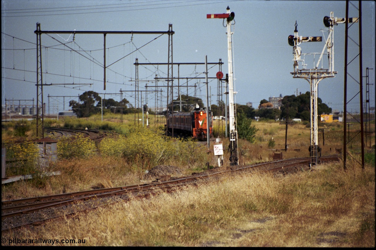 172-03
Sunshine, an expanded view of image 141-50, signal Post 49 for Up movements while signal Post 36 is for controlling Down trains off the Sunshine - Newport Loop Line, either towards Sunshine back track, Platform 3 or onto the main down line and Platform 2, a broad gauge push-pull double H set with V/Line P class, a Clyde Engineering EMD model G18HBR rebuilt from Clyde Engineering EMD model G8B on each end is on the down approaching Sunshine.
