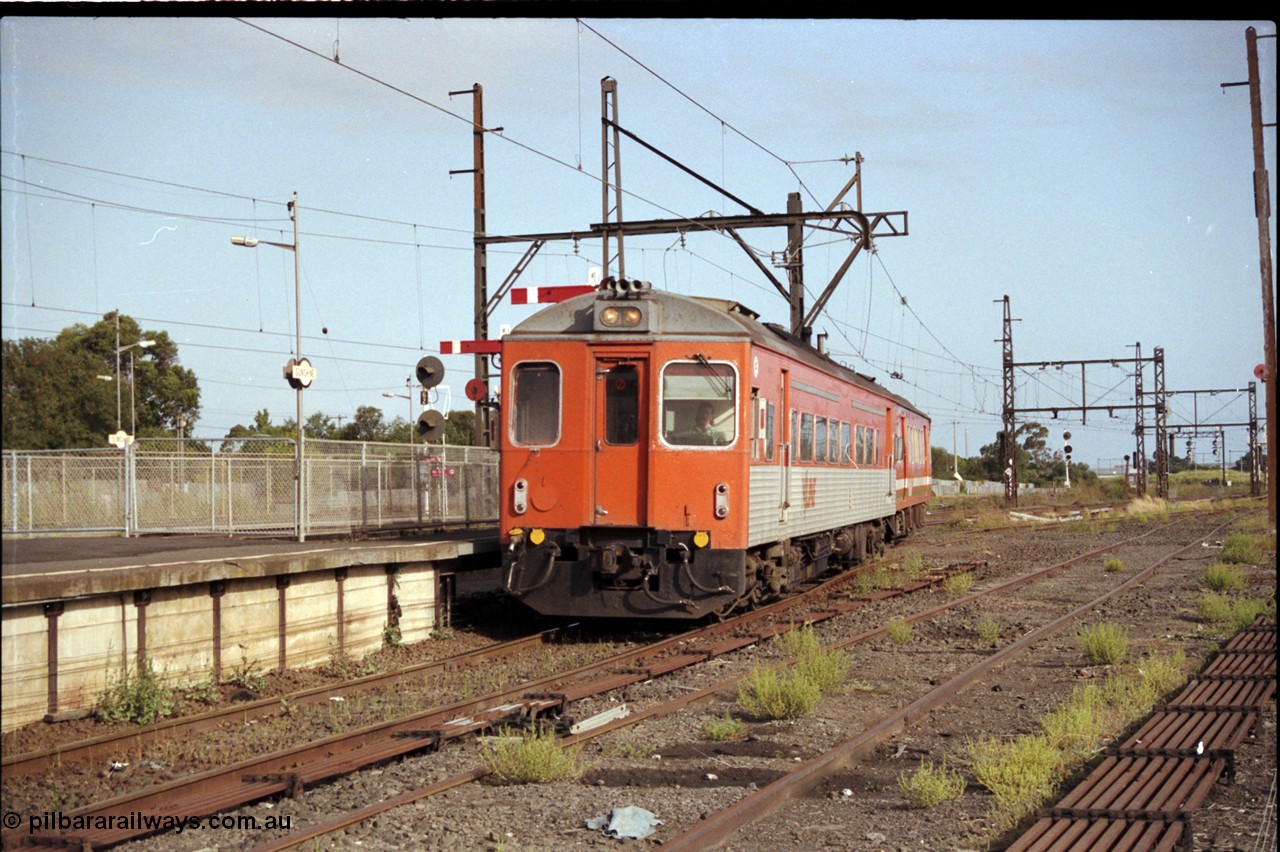 172-08
Sunshine, broad gauge V/Line DRC class Tulloch Ltd of NSW built diesel rail motor and MTH class trailer arrive at platform 3 with a down passenger to Bacchus Marsh.
Keywords: DRC-class;Tulloch-Ltd-NSW;1200;