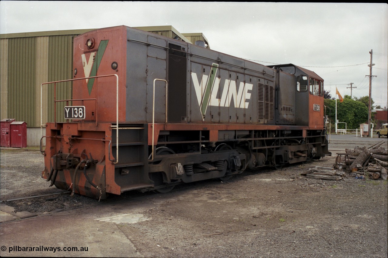 172-28
Ballarat East loco depot, turntable radial roads, V/Line broad gauge Y class Y 138 Clyde Engineering EMD model G6B serial 65-404.
Keywords: Y-class;Y138;Clyde-Engineering-Granville-NSW;EMD;G6B;65-404;