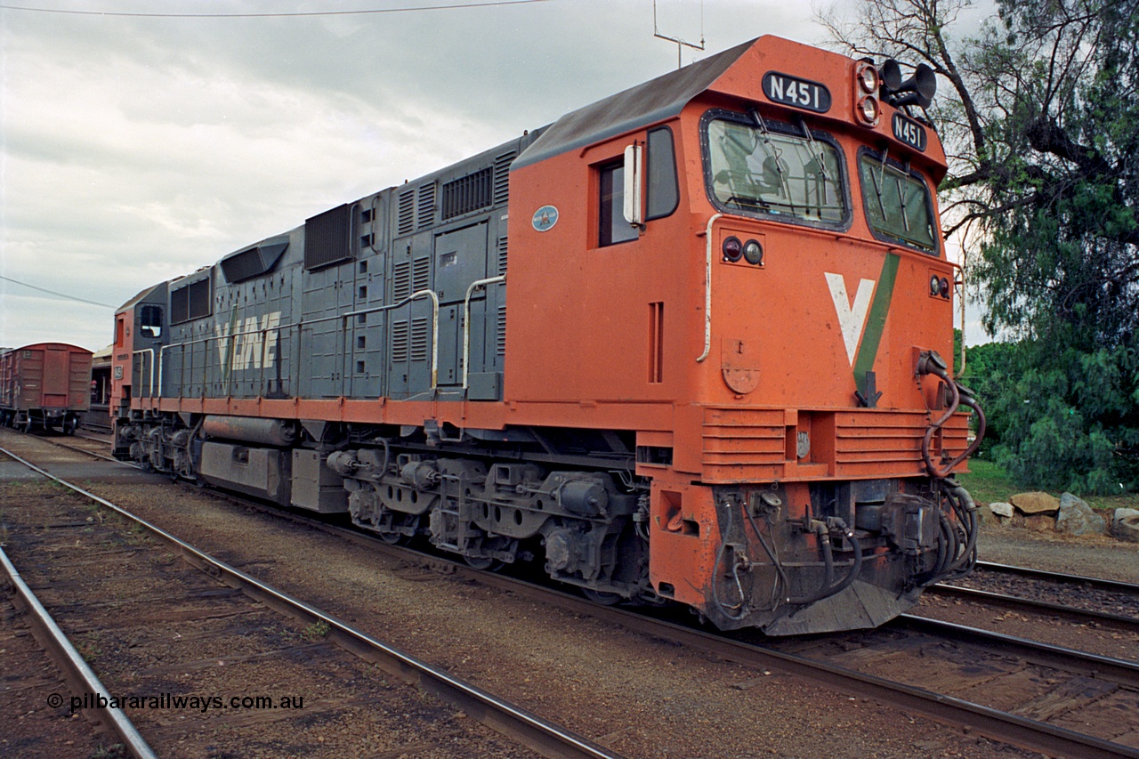 174-02
Wodonga, V/Line broad gauge diesel electric locomotive N class leader N 451 'City of Portland' Clyde Engineering EMD model JT22HC-2 serial 85-1219 with flag holder mounted below the V/.
Keywords: N-class;N451;Clyde-Engineering-Somerton-Victoria;EMD;JT22HC-2;85-1219;