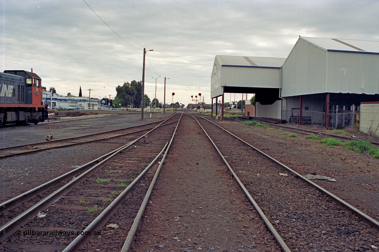 175-06
Shepparton station yard overview looking north, between No.1 and 2 roads, stabled V/Line broad gauge T class loco at left, lines heading north are the Tocumwal line, left, and the Dookie, former Katamatite, line on the right, on the far right is the former engine track, now disused Tubemakers Siding.
