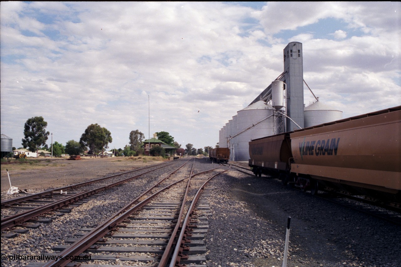 176-02
Yarrawonga station yard overview looking south, track work and points, station building at left, V/Line Grain broad gauge VHGF type bogie grain waggons, Grain Elevators Board sub-terminal Ascom style silo complex on the right.
Keywords: VHGF-type;