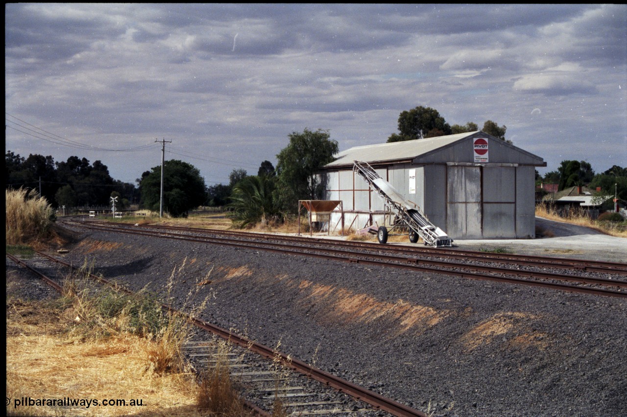 176-03
Yarrawonga, yard view looking north across Orr Street grade crossing towards Oaklands, Pivot super phosphate storage shed and loading conveyor.
