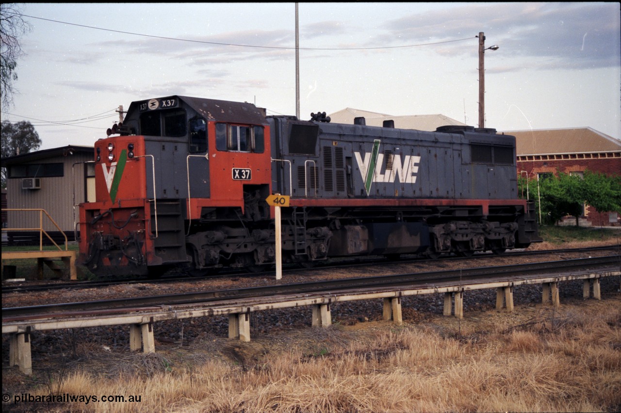 176-20
Wodonga, behind station building, V/Line standard gauge 'stand-by' loco X class 2nd Series leader, X 37 Clyde Engineering EMD model G26C serial 70-700 sits in the Diesel Siding, standard gauge mainline is closest to camera.
Keywords: X-class;X37;Clyde-Engineering-Granville-NSW;EMD;G26C;70-700;