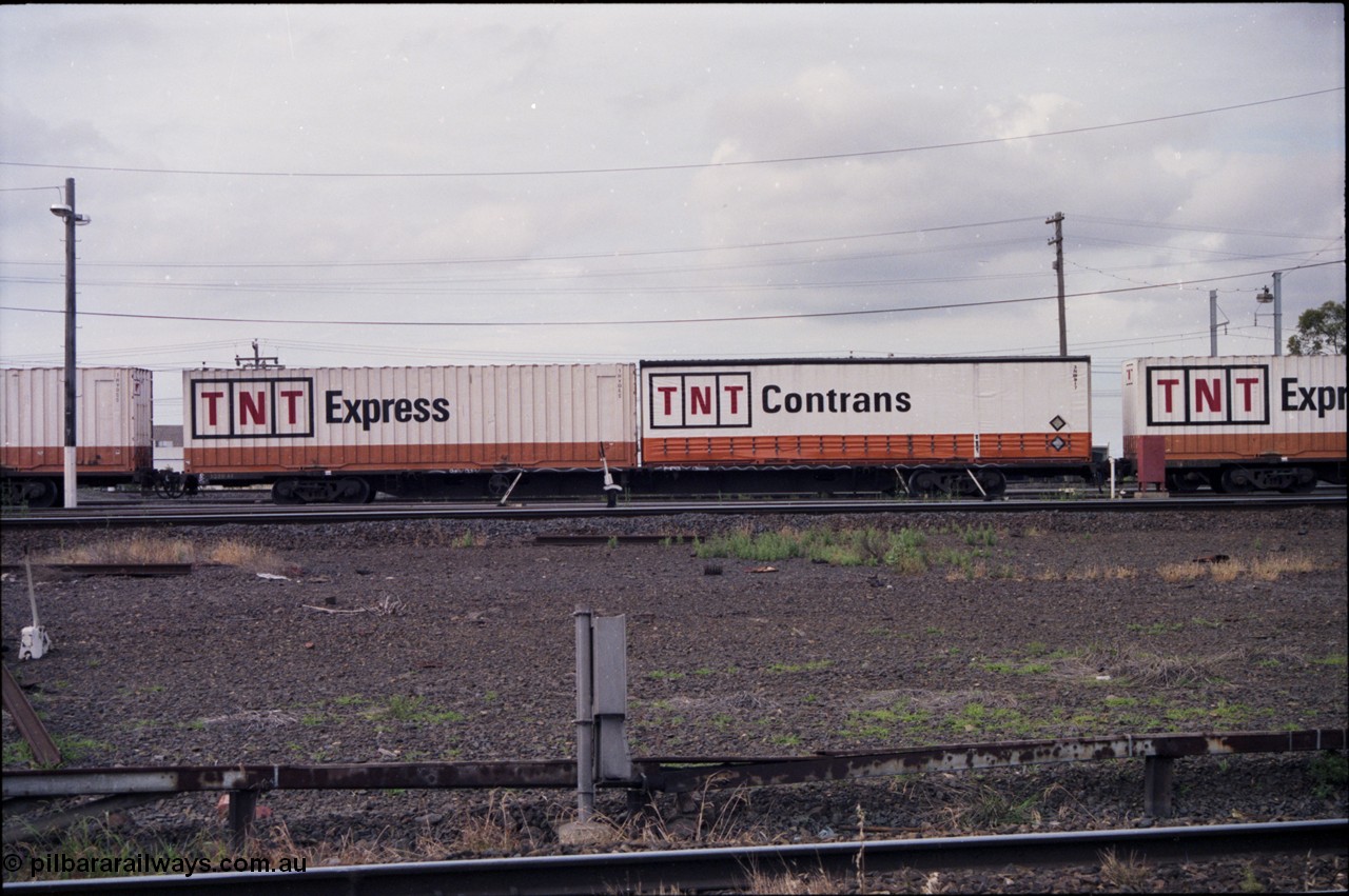 177-01
Tottenham Yard, side view of broad gauge Australian National AQDW type jumbo container waggon AQDW 4, loaded with two 2 TEU (two twenty foot equivalent unit) TNT containers, these waggons are 80 feet long.
Keywords: AQDW-type;AQDW4;SAR-Islington-WS-SA;SFCW-type;