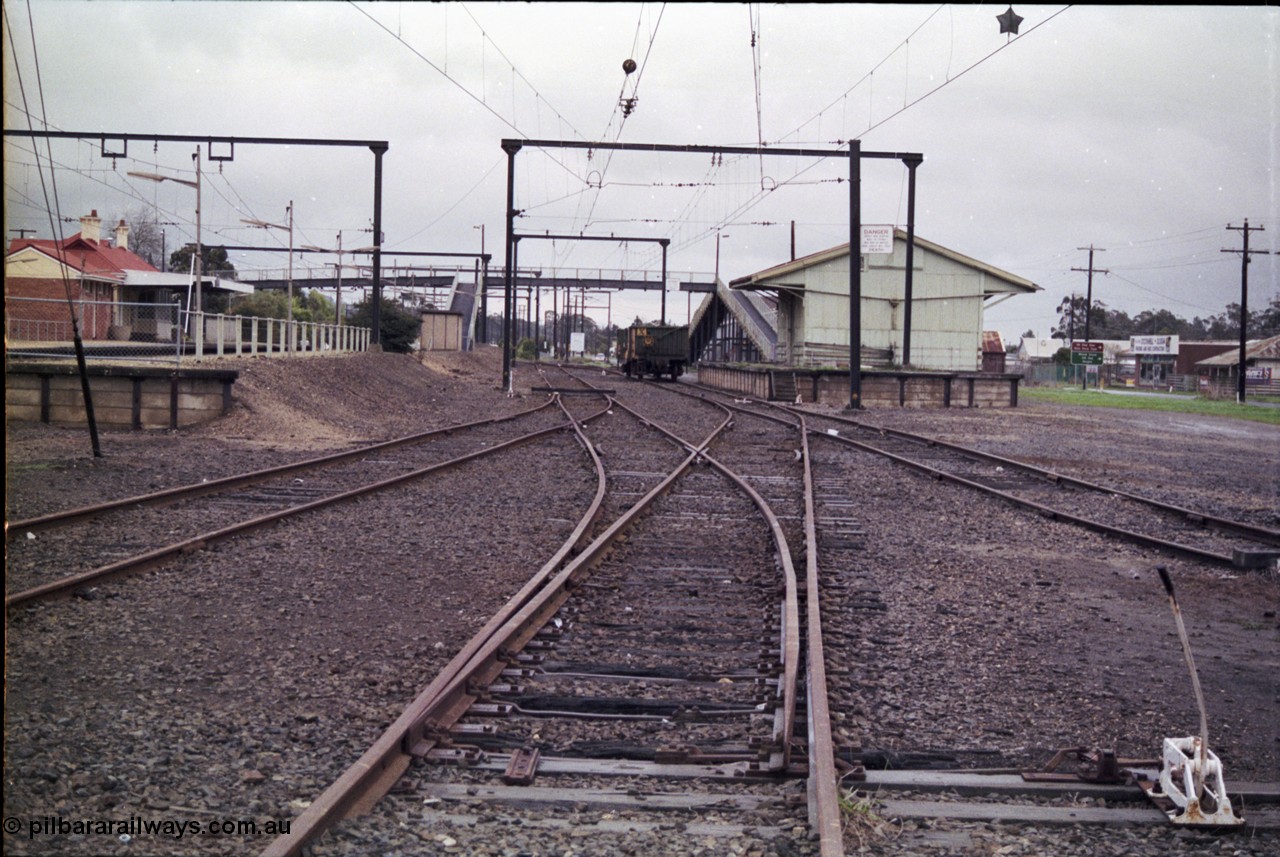 181-06
Trafalgar yard and station overview looking west, station platforms, pedestrian overbridge, AN open waggon and goods shed and loading platform.
