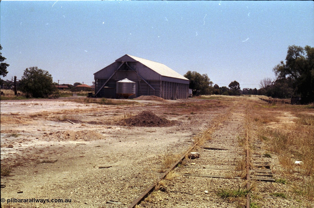 182-15
Murchison, derelict station site looking along mainline with horizontal GEB H style grain bunker.
