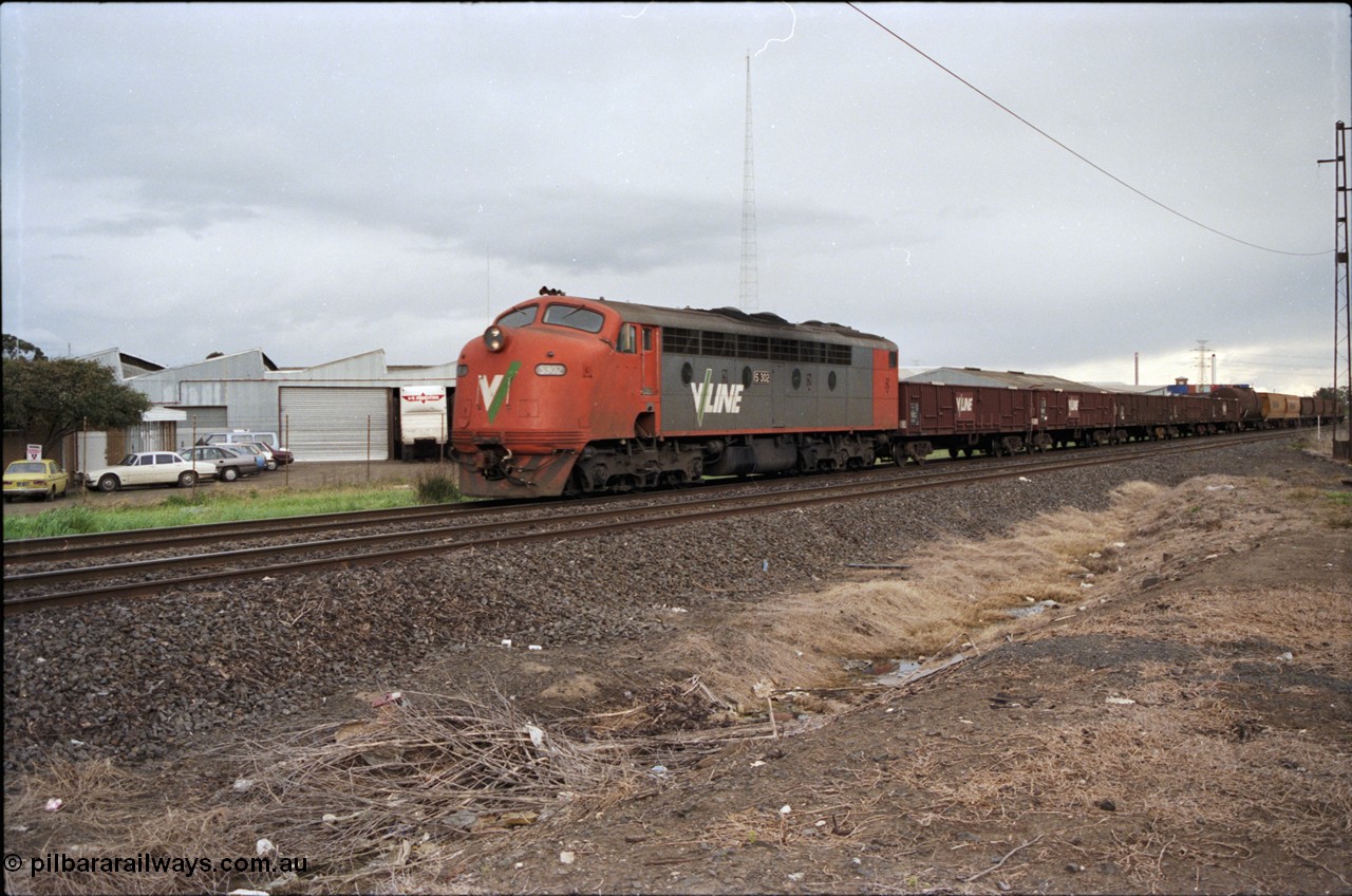 183-01
Brooklyn, Hardie Road, V/Line broad gauge S class S 302 'Edward Henty' Clyde Engineering EMD model A7 serial 57-166 leads the up Geelong Yard - Tottenham Yard goods train.
Keywords: S-class;S302;Clyde-Engineering-Granville-NSW;EMD;A7;57-166;bulldog;