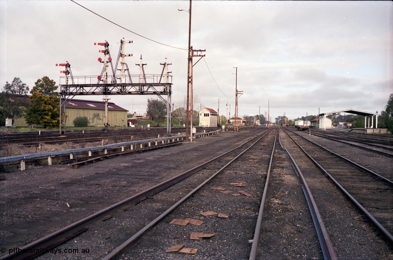 183-18
Benalla station yard overview with removed rails and partially stripped signal gantry as the yard goes about being rationalised, waggon workshops visible at left, along with B Signal Box, station building, A Signal Box in the distance, goods shed and Freight Gate canopy.
