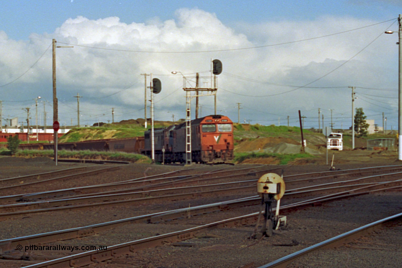 185-23
North Geelong C Box, view of empty grain train returning from the grain loop behind a G class locomotive G 528 Clyde Engineering EMD model JT26C-2SS serial 88-1258 and X class X 41 Clyde Engineering EMD model G26C serial 70-704 as they pass searchlight signal post 19 and 19B, ground dwarf disc signal 18 in the foreground.
Keywords: G-class;G528;Clyde-Engineering-Somerton-Victoria;EMD;JT26C-2SS;88-1258;