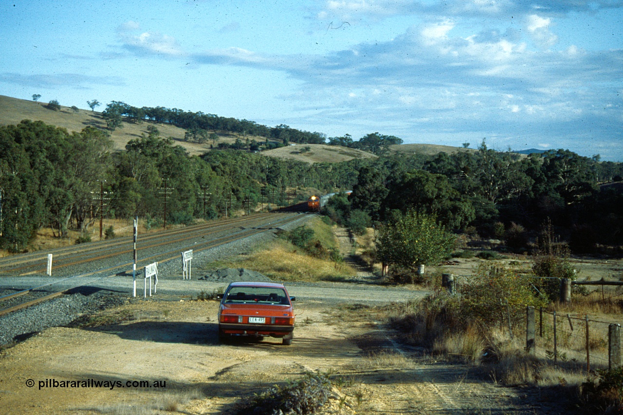 191-01
Wandong, O'Gradys Road grade crossing, near former Mathiesons Siding, UP Melbourne Express hauled by V/Line G class.
Keywords: G-class;G521;Clyde-Engineering-Rosewater-SA;EMD;JT26C-2SS;85-1234