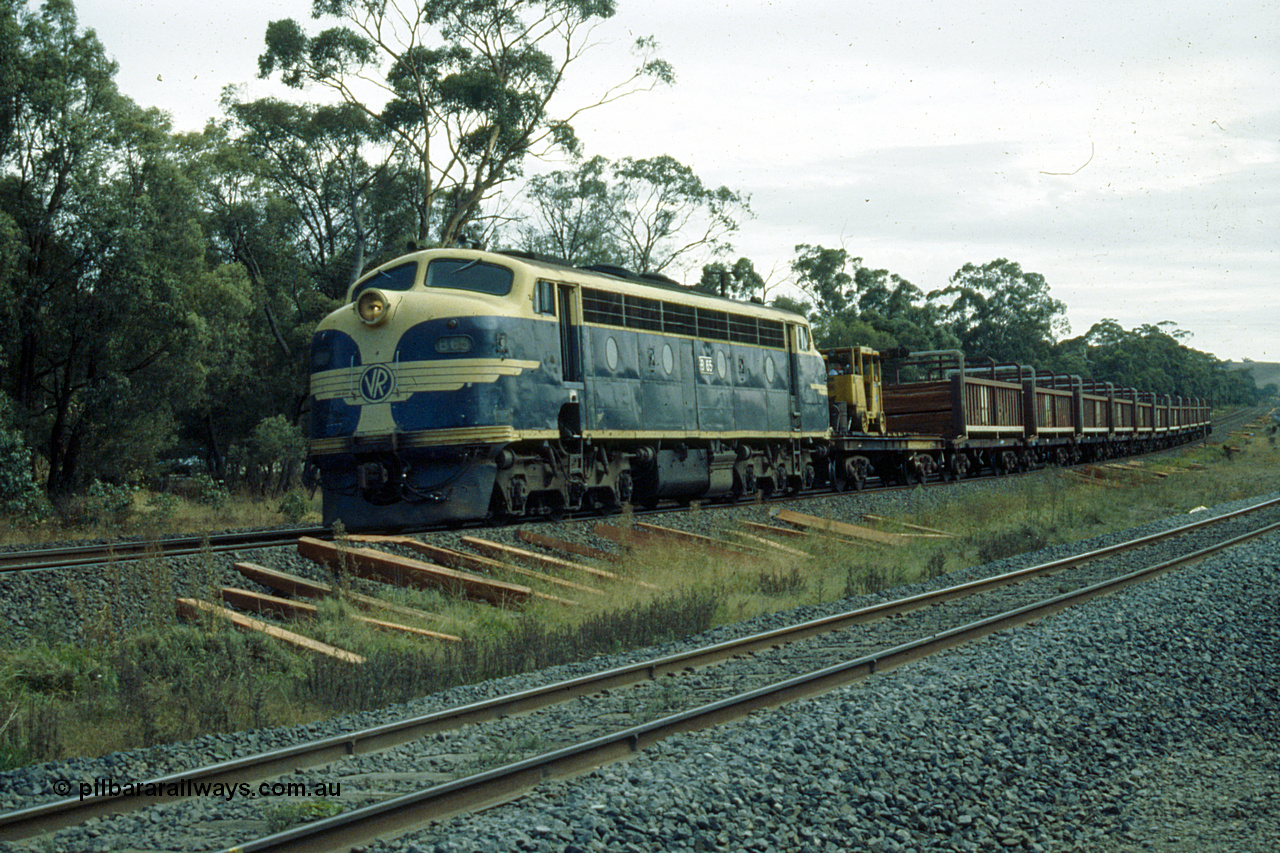 191-17
Broadford, Smiths Lane looking north, UP special sleeper discharge train behind Victorian Railways liveried B class B 65 Clyde Engineering EMD ML2 model serial ML2-6.
Keywords: B-class;B65;Clyde-Engineering-Granville-NSW;EMD;ML2;ML2-6;bulldog