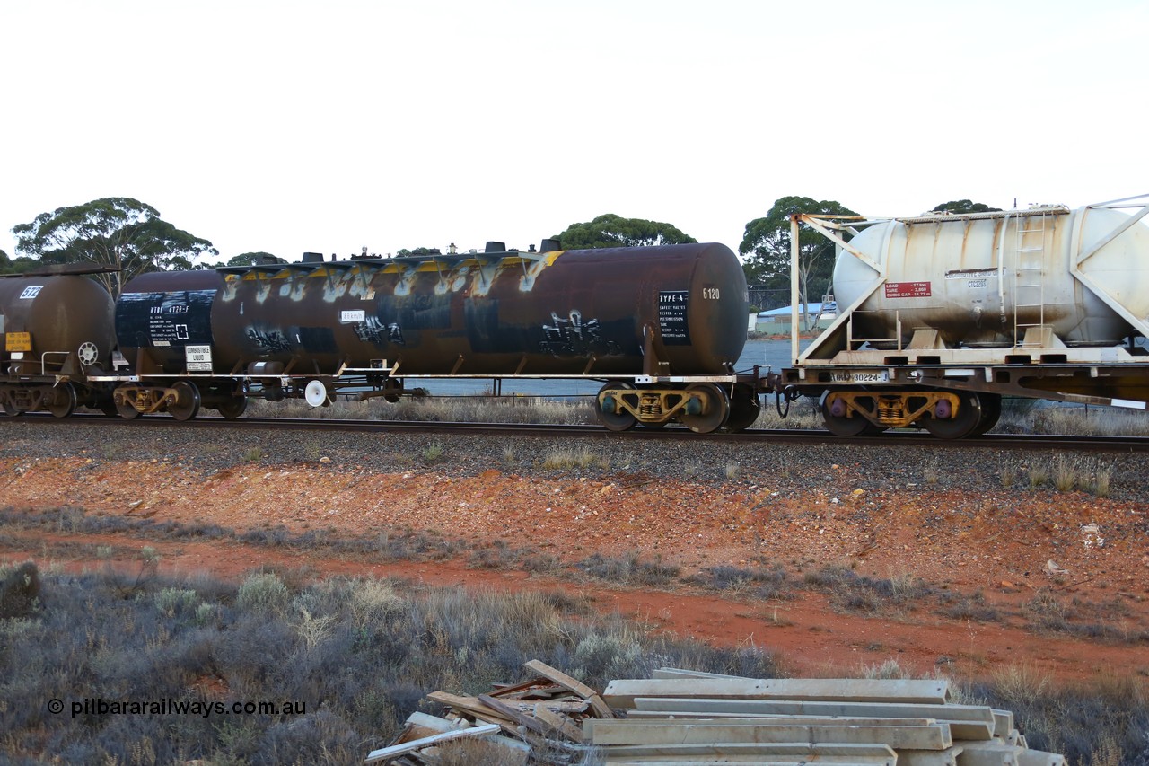 161116 5549
Binduli, empty Shell fuel train 4443, NTBF type tank waggon NTBF 6120, built by Comeng NSW in 1975 as an SCA type bitumen tanker for Shell Bitumen NSW as SCA 271.
Keywords: NTBF-type;NTBF6120;Comeng-NSW;SCA-type;SCA271;
