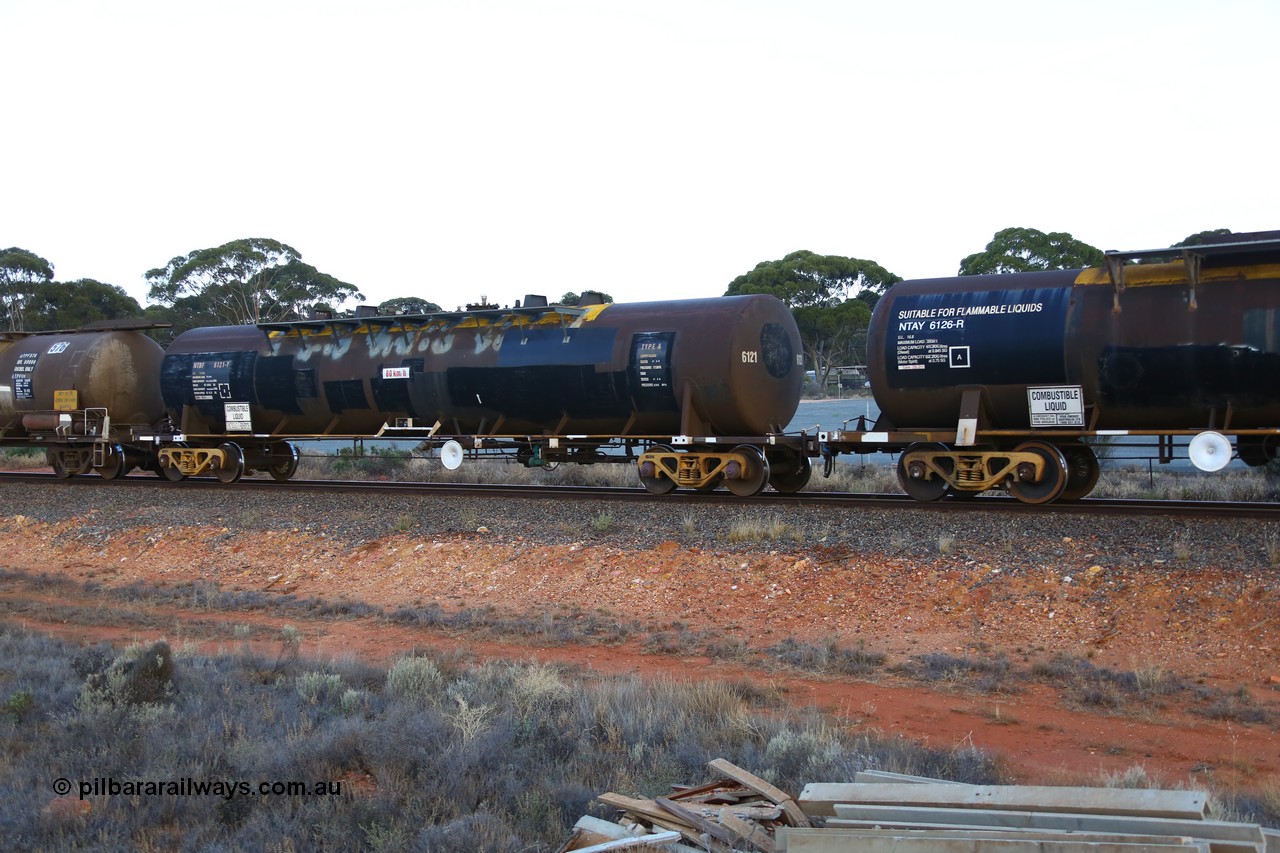161116 5554
Binduli, empty Shell fuel train 4443, tank waggon NTBF 6121, built by Comeng NSW 1975 as SCA type SCA 272 for Shell Bitumen, fitted with conventional couplers.
Keywords: NTBF-type;NTBF6121;Comeng-NSW;SCA-type;SCA272;NTAF-type;