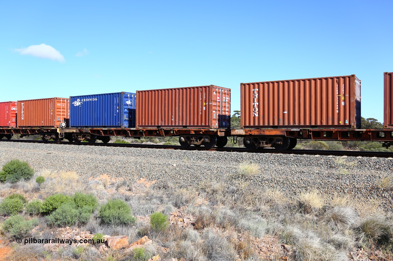 161111 2495
Binduli, Kalgoorlie Freighter train 5025, waggon AQRY 1011 platform B with two 20' 22G1 type boxes, a TAL TCLU 357417[1] and Cronos CXDU 163112[5]. The AQRY are a bar-coupled pair and were used for rail transport as the AFRF type on the Darwin line and are originally former ANR-CR waggons.
Keywords: AQRY-type;AQRY1011;AFRF-type;
