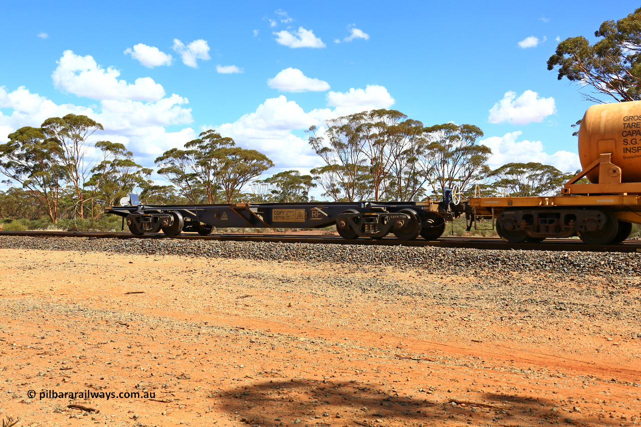 240328 3130
Hampton Ballast Siding, Watco operated loaded acid transfer train 5WS4 from the smelter at Hampton to the sidings here. CQPY type 40' container waggon CQPY 1871 is one of two hundred built by Rail First at their Islington workshops, SA in 2021-2023. In use here as a safety waggon. March 28, 2024.
Keywords: CQPY-type;CQPY1871;Rail-First-Islington-WS-SA;