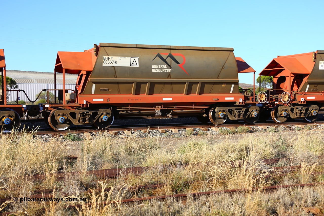 190107 0427
Parkeston, Mineral Resources Ltd MHPY type iron ore waggon MHPY 00367 built by CSR Yangtze Co China in 2014 as a batch of 382 units, these bottom discharge hopper waggons are operated in 'married' pairs.
Keywords: MHPY-type;MHPY00367;2014/382-367;CSR-Yangtze-Rolling-Stock-Co-China;