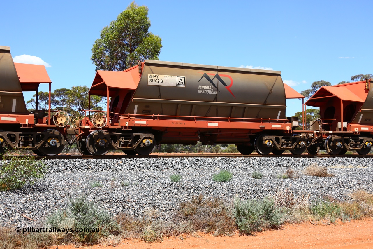 190107 0551
Binduli, on empty Mineral Resources Ltd iron ore train service from Esperance to Koolyanobbing 2034 with MRL's MHPY type iron ore waggon MHPY 00102 built by CSR Yangtze Co China serial 2014/382-102 in 2014 as a batch of 382 units, these bottom discharge hopper waggons are operated in 'married' pairs.
Keywords: MHPY-type;MHPY00102;2014/382-102;CSR-Yangtze-Rolling-Stock-Co-China;