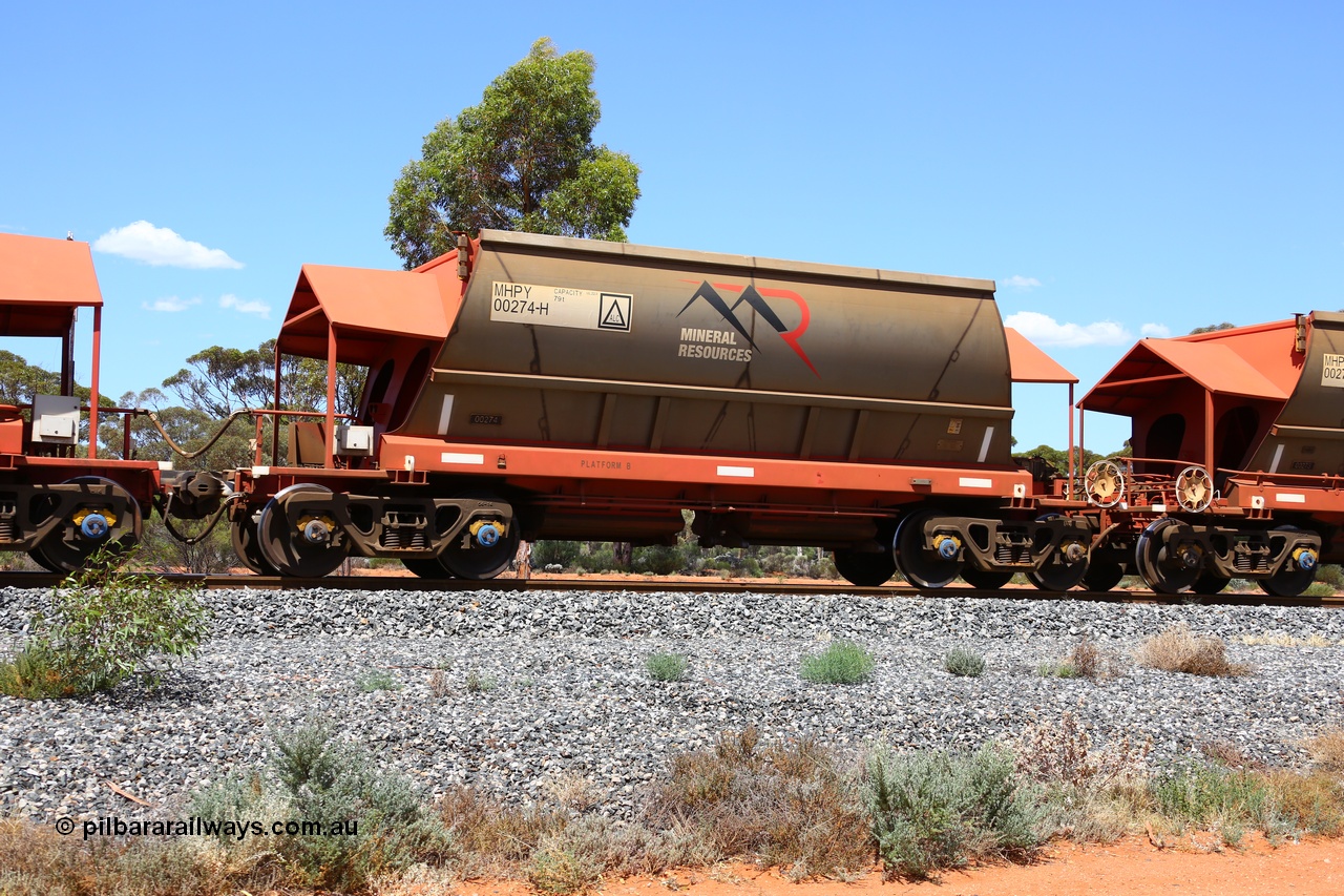 190107 0592
Binduli, on empty Mineral Resources Ltd iron ore train service from Esperance to Koolyanobbing 2034 with MRL's MHPY type iron ore waggon MHPY 00274 built by CSR Yangtze Co China serial 2014/382-274 in 2014 as a batch of 382 units, these bottom discharge hopper waggons are operated in 'married' pairs.
Keywords: MHPY-type;MHPY00274;2014/382-274;CSR-Yangtze-Rolling-Stock-Co-China;