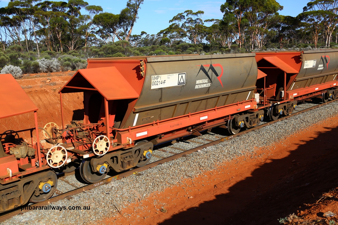 190109 1578
Binduli, Mineral Resources Ltd empty iron ore train 4030 with MRL's MHPY type iron ore waggon MHPY 00042 built by CSR Yangtze Co China serial 2014/382-42 in 2014 as a batch of 382 units, these bottom discharge hopper waggons are operated in 'married' pairs.
Keywords: MHPY-type;MHPY00214;2014/382-214;CSR-Yangtze-Rolling-Stock-Co-China;