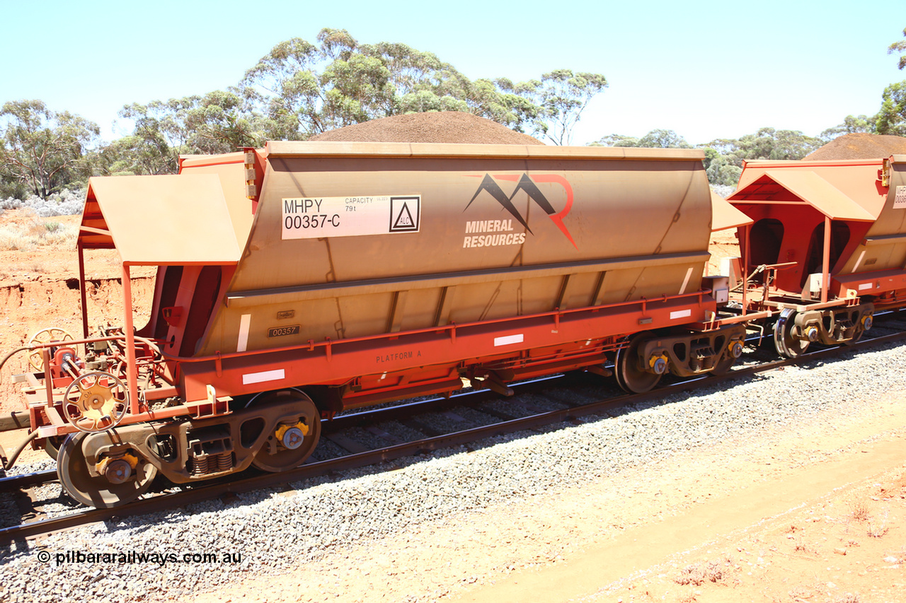 190129 4256
Binduli, on Mineral Resources Ltd loaded iron ore train service from Koolyanobbing to Esperance #3033 with MRL's MHPY type iron ore waggon MHPY 00357 built by CSR Yangtze Co China serial 2014/382-357 in 2014 as a batch of 382 units, these bottom discharge hopper waggons are operated in 'married' pairs.
Keywords: MHPY-type;MHPY00357;2014/382-357;CSR-Yangtze-Co-China;