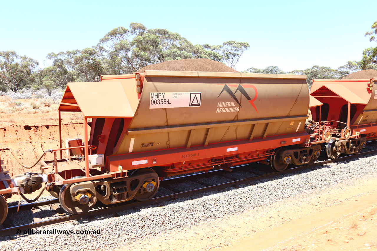 190129 4257
Binduli, on Mineral Resources Ltd loaded iron ore train service from Koolyanobbing to Esperance #3033 with MRL's MHPY type iron ore waggon MHPY 00358 built by CSR Yangtze Co China serial 2014/382-358 in 2014 as a batch of 382 units, these bottom discharge hopper waggons are operated in 'married' pairs.
Keywords: MHPY-type;MHPY00358;2014/382-358;CSR-Yangtze-Co-China;