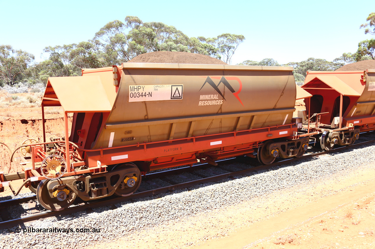190129 4260
Binduli, on Mineral Resources Ltd loaded iron ore train service from Koolyanobbing to Esperance #3033 with MRL's MHPY type iron ore waggon MHPY 00344 built by CSR Yangtze Co China serial 2014/382-344 in 2014 as a batch of 382 units, these bottom discharge hopper waggons are operated in 'married' pairs.
Keywords: MHPY-type;MHPY00344;2014/382-344;CSR-Yangtze-Co-China;