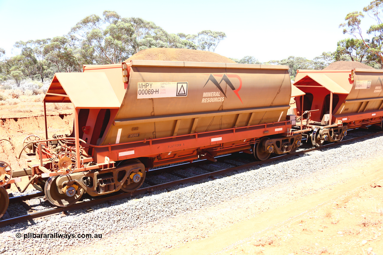 190129 4270
Binduli, on Mineral Resources Ltd loaded iron ore train service from Koolyanobbing to Esperance #3033 with MRL's MHPY type iron ore waggon MHPY 00069 built by CSR Yangtze Co China serial 2014/382-69 in 2014 as a batch of 382 units, these bottom discharge hopper waggons are operated in 'married' pairs.
Keywords: MHPY-type;MHPY00069;2014/382-69;CSR-Yangtze-Co-China;