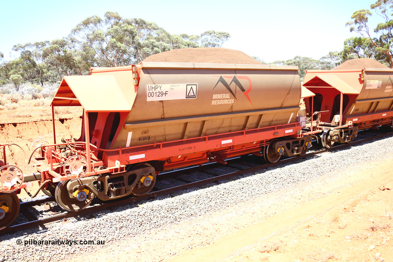 190129 4274
Binduli, on Mineral Resources Ltd loaded iron ore train service from Koolyanobbing to Esperance #3033 with MRL's MHPY type iron ore waggon MHPY 00129 built by CSR Yangtze Co China serial 2014/382-129 in 2014 as a batch of 382 units, these bottom discharge hopper waggons are operated in 'married' pairs.
Keywords: MHPY-type;MHPY00129;2014/382-129;CSR-Yangtze-Co-China;