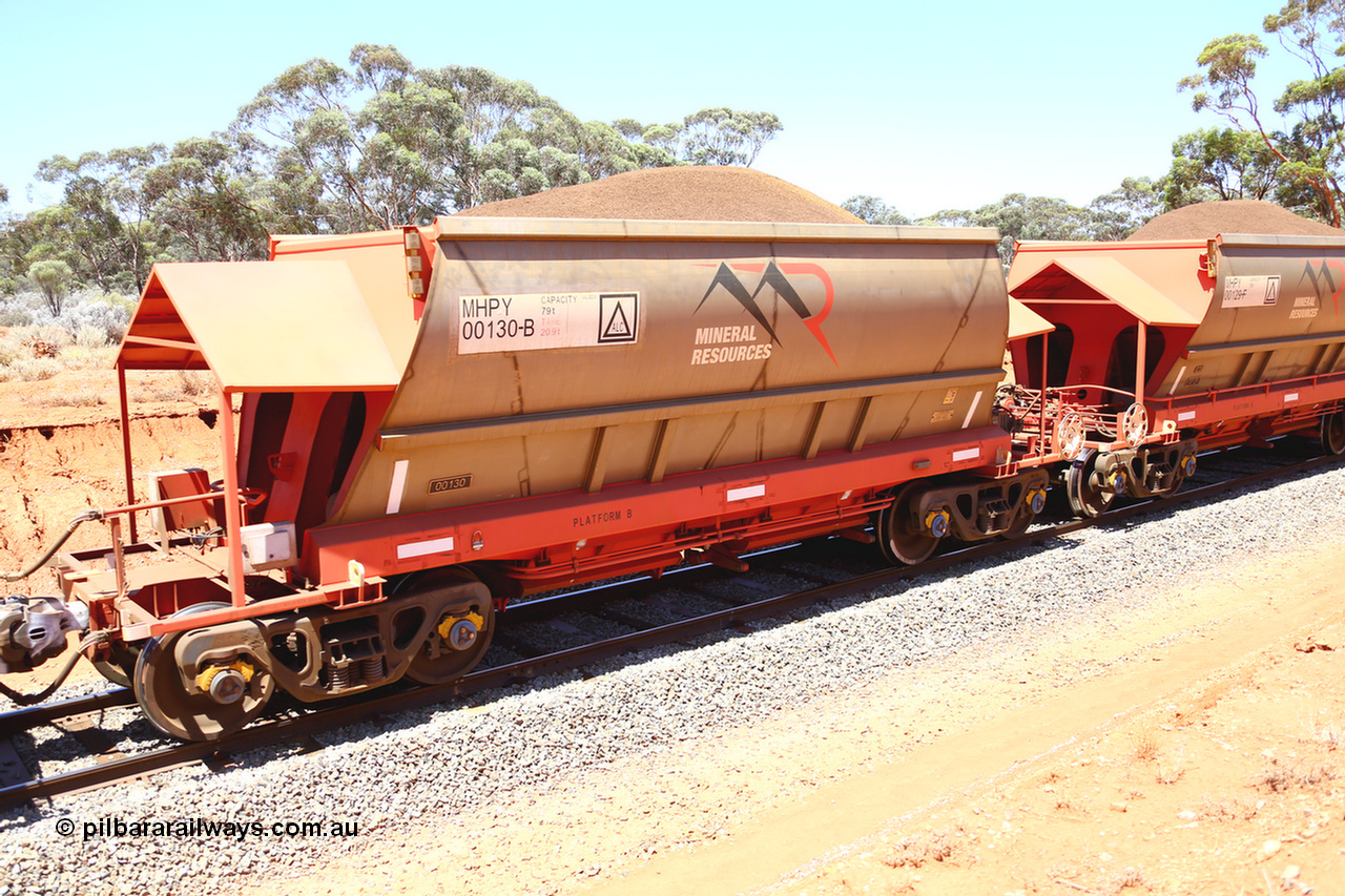 190129 4275
Binduli, on Mineral Resources Ltd loaded iron ore train service from Koolyanobbing to Esperance #3033 with MRL's MHPY type iron ore waggon MHPY 00130 built by CSR Yangtze Co China serial 2014/382-130 in 2014 as a batch of 382 units, these bottom discharge hopper waggons are operated in 'married' pairs.
Keywords: MHPY-type;MHPY00130;2014/382-130;CSR-Yangtze-Co-China;