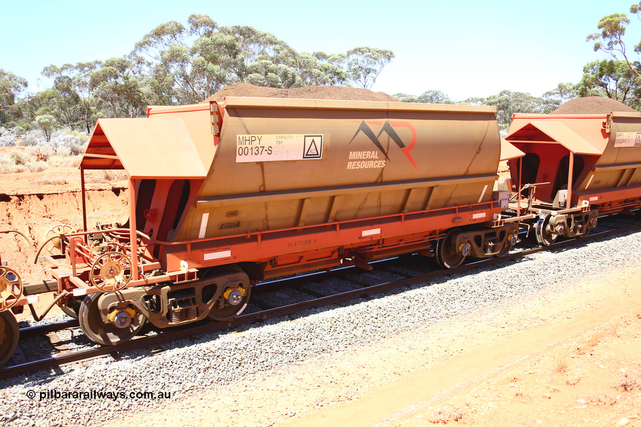 190129 4290
Binduli, on Mineral Resources Ltd loaded iron ore train service from Koolyanobbing to Esperance #3033 with MRL's MHPY type iron ore waggon MHPY 00137 built by CSR Yangtze Co China serial 2014/382-137 in 2014 as a batch of 382 units, these bottom discharge hopper waggons are operated in 'married' pairs.
Keywords: MHPY-type;MHPY00137;2014/382-137;CSR-Yangtze-Co-China;
