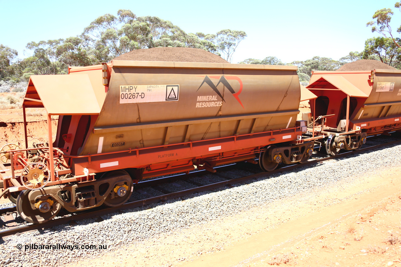190129 4292
Binduli, on Mineral Resources Ltd loaded iron ore train service from Koolyanobbing to Esperance #3033 with MRL's MHPY type iron ore waggon MHPY 00267 built by CSR Yangtze Co China serial 2014/382-267 in 2014 as a batch of 382 units, these bottom discharge hopper waggons are operated in 'married' pairs.
Keywords: MHPY-type;MHPY00267;2014/382-267;CSR-Yangtze-Co-China;