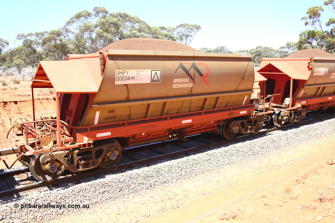 190129 4298
Binduli, on Mineral Resources Ltd loaded iron ore train service from Koolyanobbing to Esperance #3033 with MRL's MHPY type iron ore waggon MHPY 00034 built by CSR Yangtze Co China serial 2014/382-34 in 2014 as a batch of 382 units, these bottom discharge hopper waggons are operated in 'married' pairs.
Keywords: MHPY-type;MHPY00034;2014/382-34;CSR-Yangtze-Co-China;