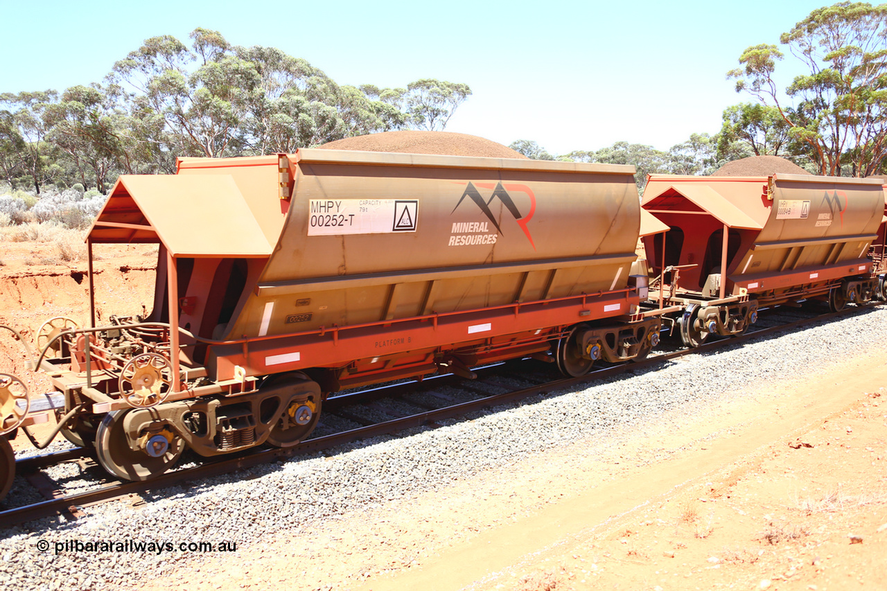 190129 4318
Binduli, on Mineral Resources Ltd loaded iron ore train service from Koolyanobbing to Esperance #3033 with MRL's MHPY type iron ore waggon MHPY 00252 built by CSR Yangtze Co China serial 2014/382-252 in 2014 as a batch of 382 units, these bottom discharge hopper waggons are operated in 'married' pairs.
Keywords: MHPY-type;MHPY00252;2014/382-252;CSR-Yangtze-Co-China;