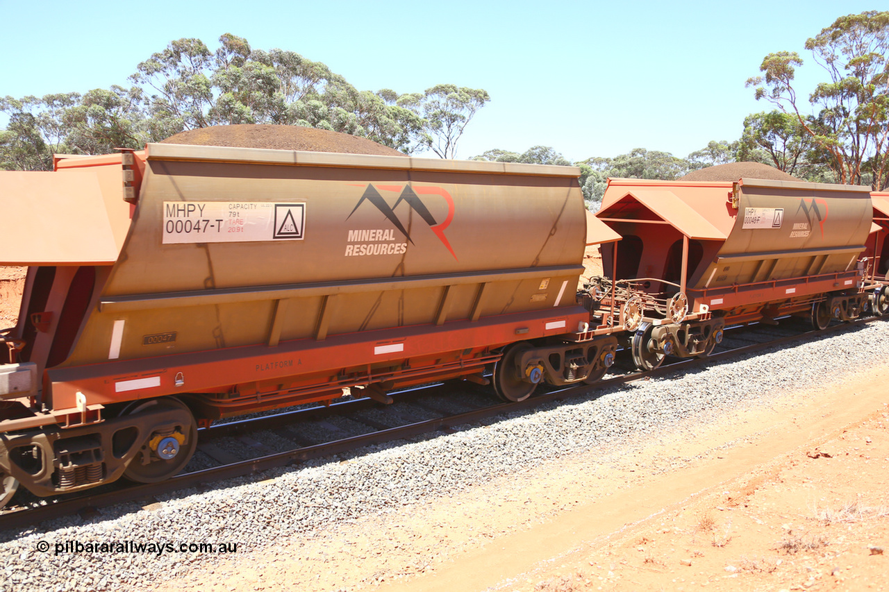 190129 4333
Binduli, on Mineral Resources Ltd loaded iron ore train service from Koolyanobbing to Esperance #3033 with MRL's MHPY type iron ore waggon MHPY 00047 built by CSR Yangtze Co China serial 2014/382-47 in 2014 as a batch of 382 units, these bottom discharge hopper waggons are operated in 'married' pairs.
Keywords: MHPY-type;MHPY00047;2014/382-47;CSR-Yangtze-Co-China;