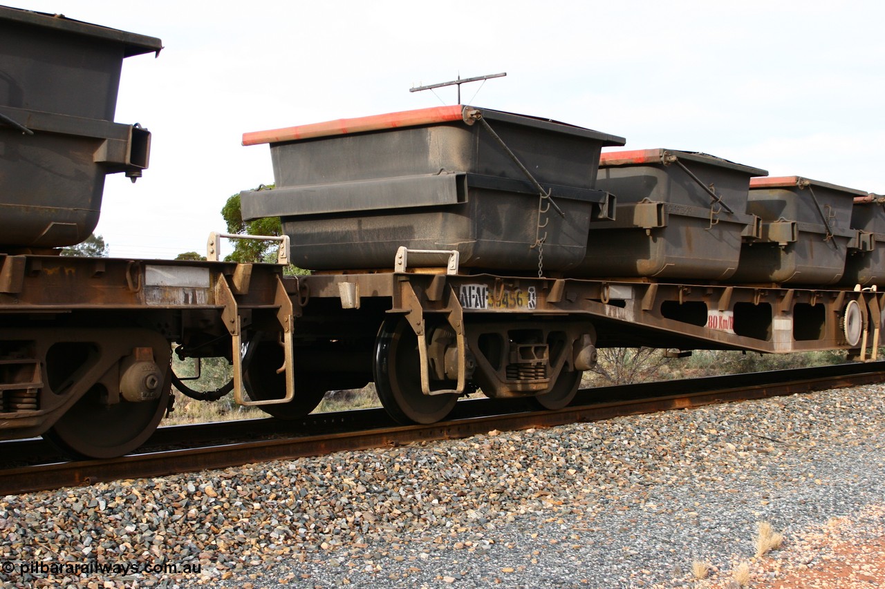 060527 4133
Scotia, AFAF 30456 flat waggon, originally built by Tomlinson Steel WA as WFX type in 1970 from a batch of one hundred and sixty one waggons, recoded to WQCX type in 1980. Seen here carrying six loaded nickel ore kibbles.
Keywords: AFAF-type;AFAF30456;Tomlinson-Steel-WA;WFX-type;WQCX-type;