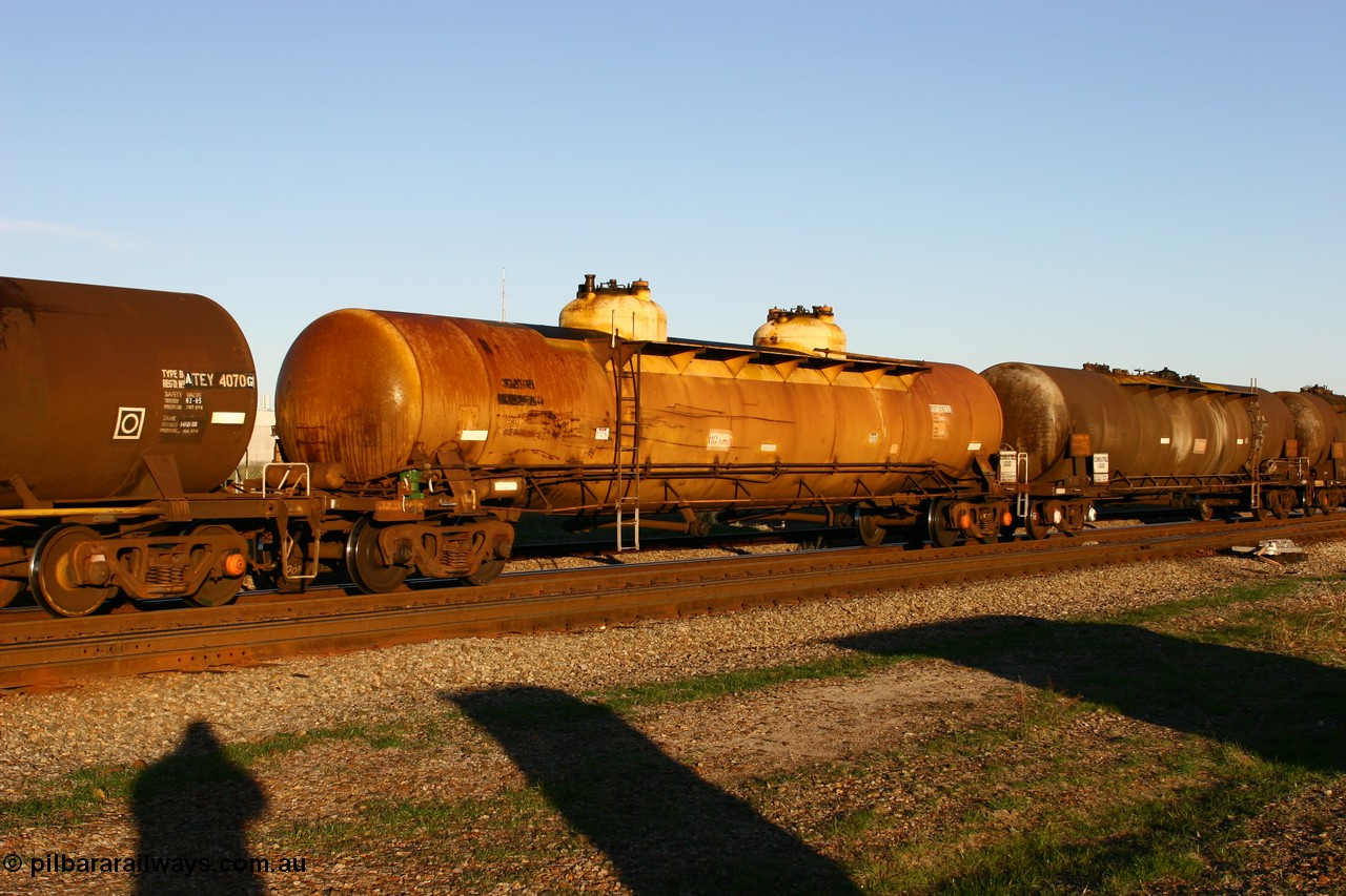 060603 5257 WSTY30675L
Midland, WSTY 30675 fuel tank waggon, last one of five built by AE Goodwin NSW in 1970/71 as WST type 78600 litre capacity.
Keywords: WSTY-type;WSTY30675;AE-Goodwin;WST-type;