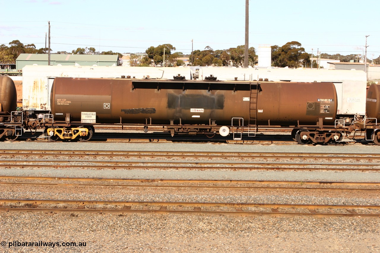 070529 9405
West Kalgoorlie, diesel fuel tanker ATDY 4619, ex NSW NTAF AMPOL tank, now in service with BP Oil, capacity of 67000 litres.
Keywords: ATDY-type;ATDY4619;NTAF-type;WTDY-type;