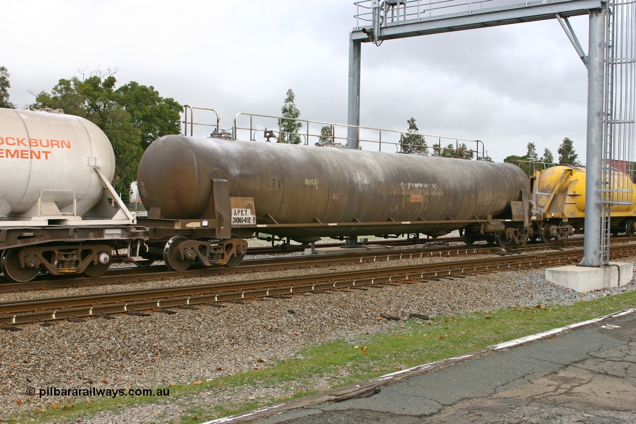 070608 0099
Midland, APKY 30642, one of two built by WAGR Midland Workshops in 1970 as WK type pneumatic discharge bulk cement waggon, seen here in Cockburn Cement traffic.
Keywords: APKY-type;APKY30642;WAGR-Midland-WS;WK-type;