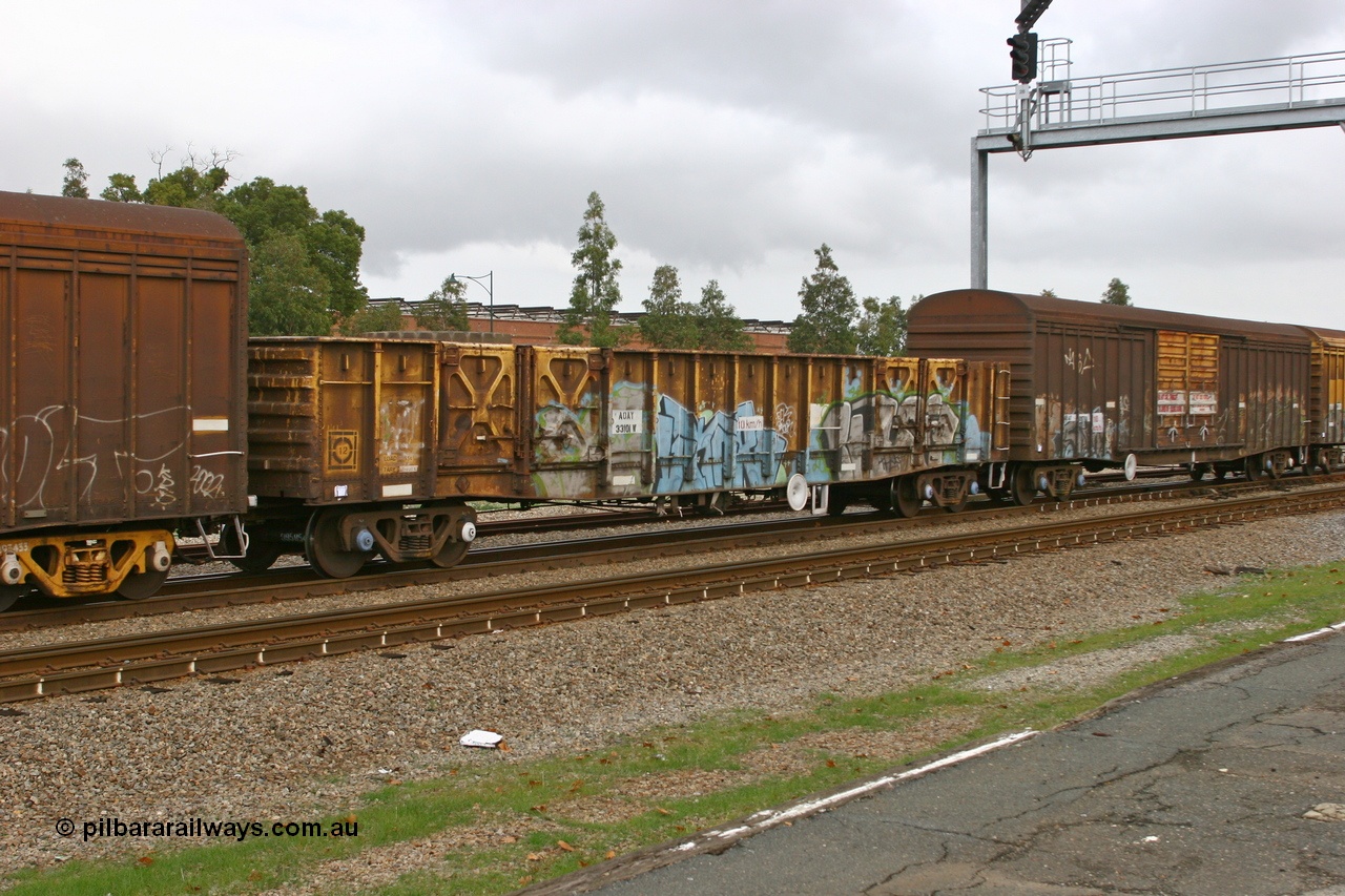 070608 0116
Midland, AOAY 33101 open waggon, built by WAGR Midland Workshops in 1969 as the type leader in a batch of fifty eight WGX type open waggons without end doors, recoded to WOAX
Keywords: AOAY-type;AOAY33101;WAGR-Midland-WS;WGX-type;WOAX-type;