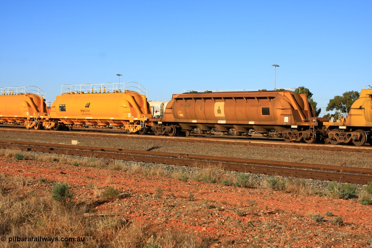 100601 8471
West Kalgoorlie, pneumatic discharge nickel concentrate waggons WN 540 final of a further ten units built by WAGR Midland Workshops as WN type in 1975 for WMC and WNB 543 one of six units built by Bluebird Rail Services SA in 2010 for BHP Billiton.
Keywords: WN-type;WN540;WAGR-Midland-WS;