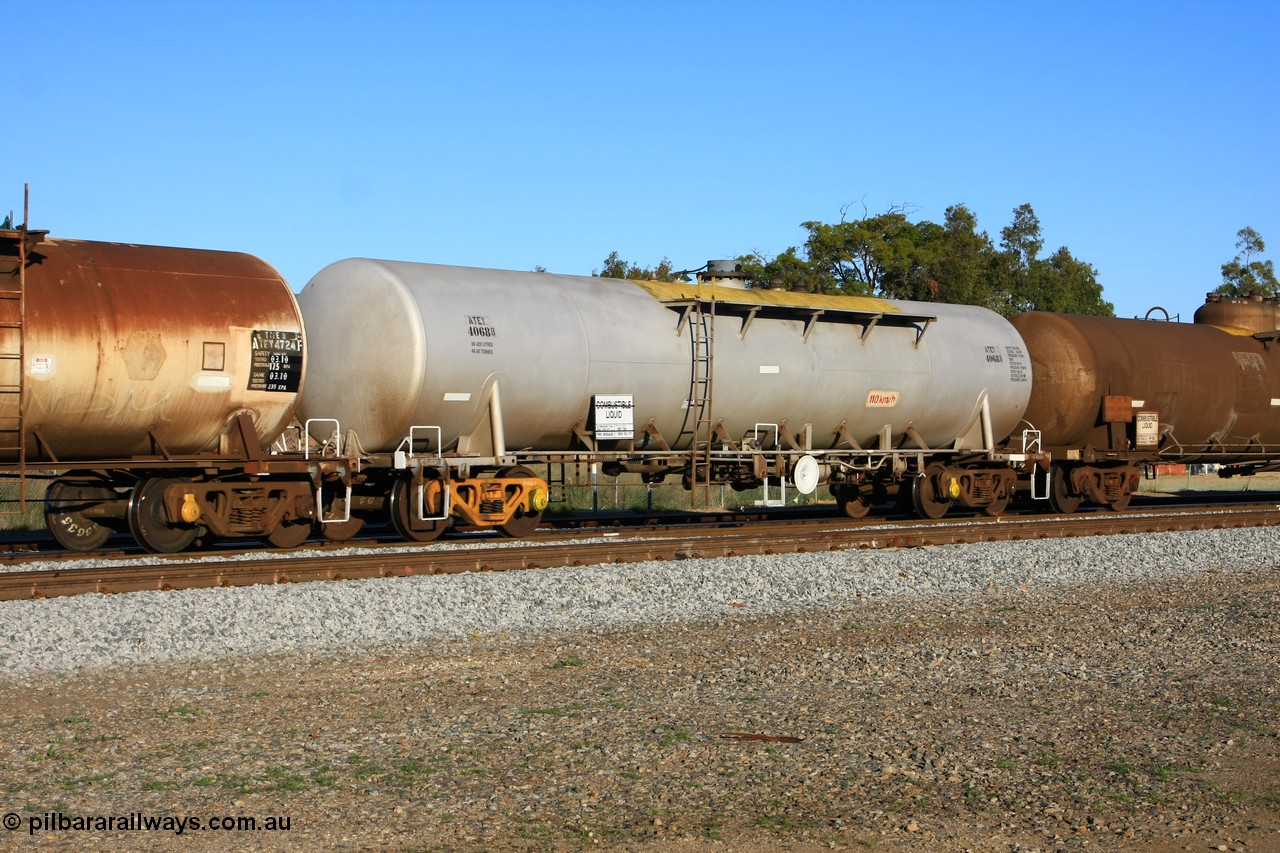 100609 10008
Midland, ATEY 4068 diesel fuel tank waggon, former NTAF in service for BP Oil, former AMPOL tank.
Keywords: ATEY-type;ATEY4068;NTAF-type;WTEY-type;
