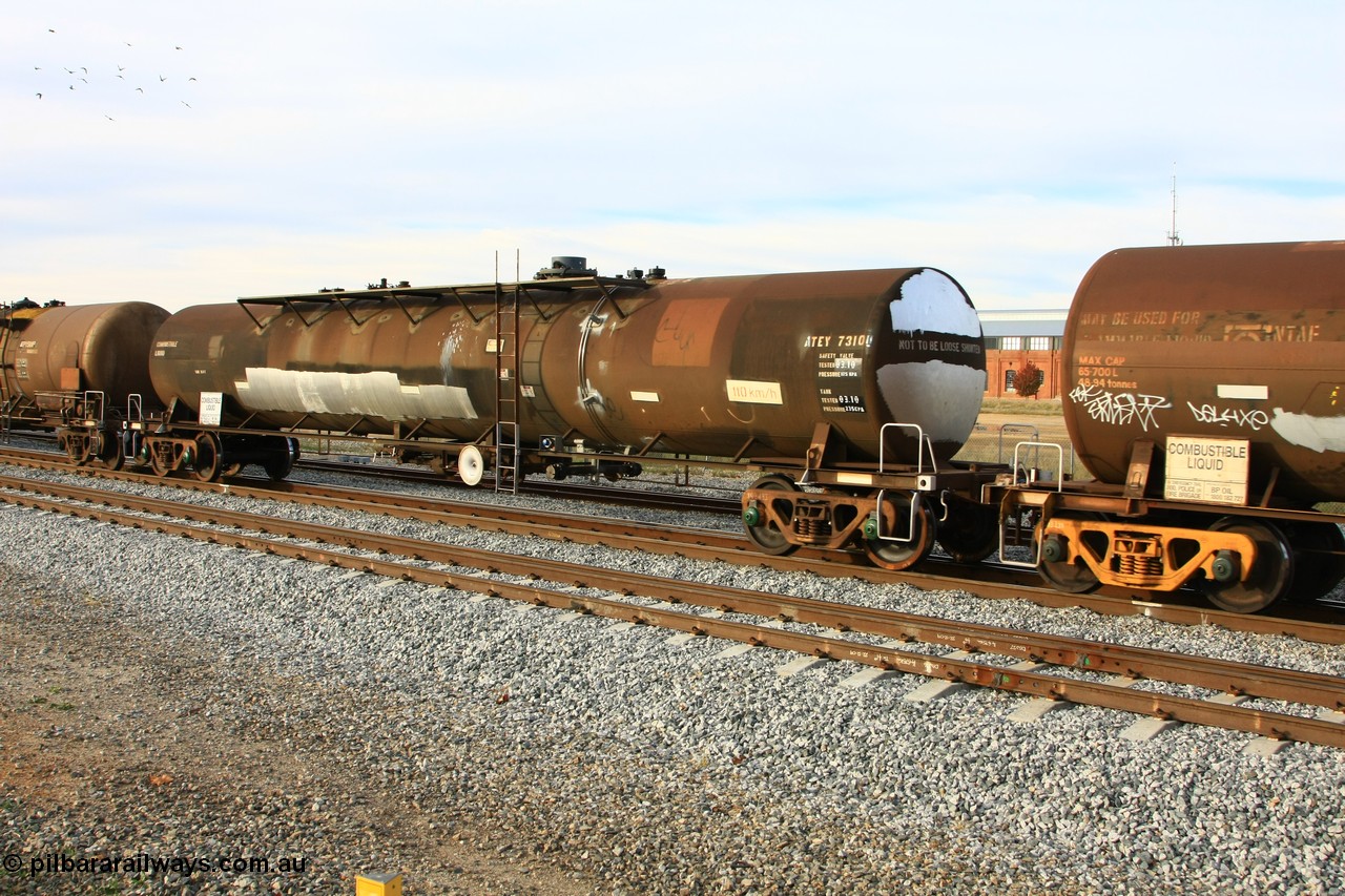 100611 0380
Midland, ATEY 7310 fuel tank waggon, originally an NTAF type tanker, coded WTEY when arrived in WA, in BP service.
Keywords: ATEY-type;ATEY7310;NTAF-type;WTEY-type;