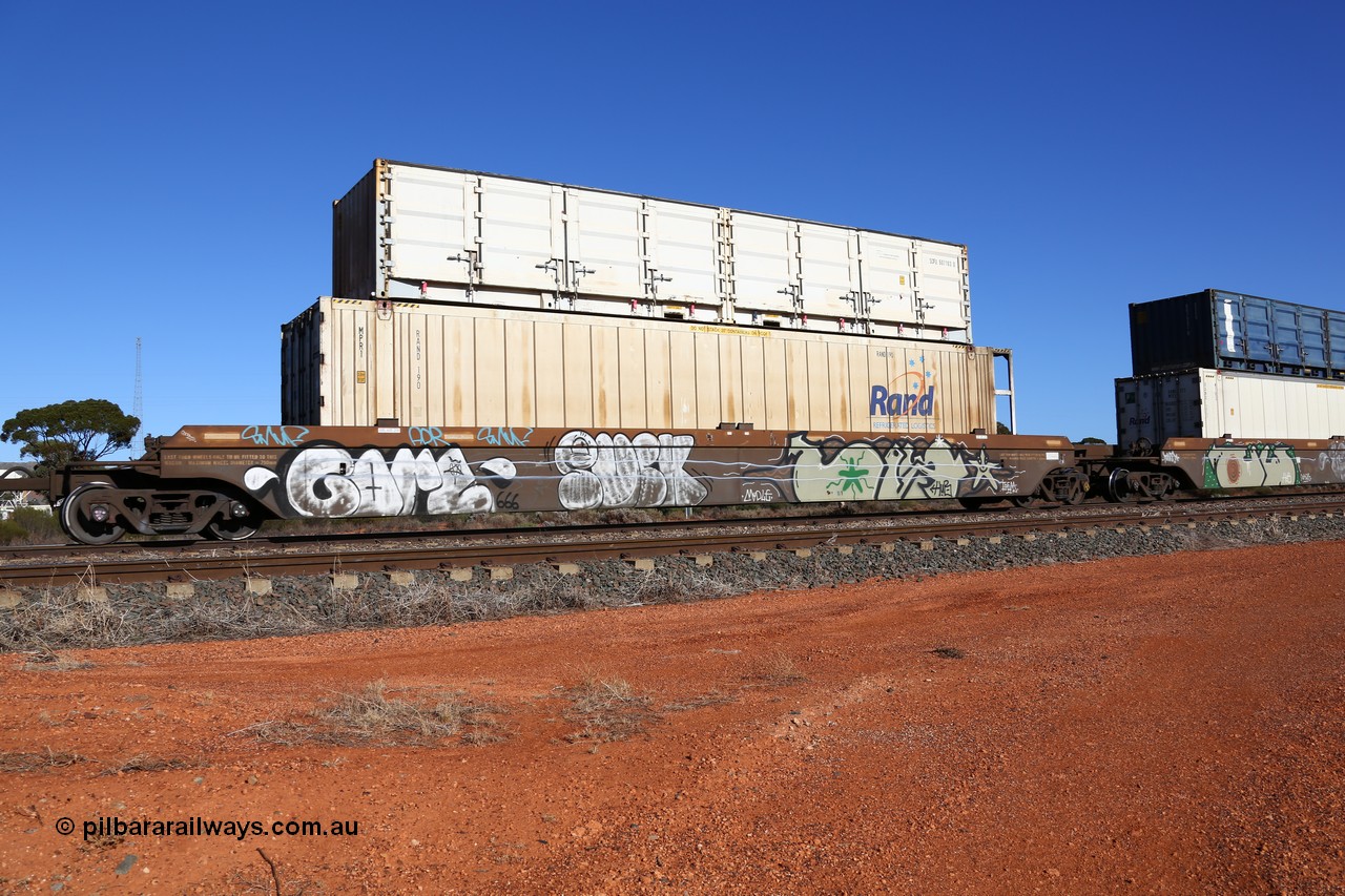 160522 2094
Parkeston, 6MP4 intermodal train, platform 3 of 5-pack RRRY 7007 well waggon set, one of nineteen built in China at Zhuzhou Rolling Stock Works for Goninan in 2005, RAND Refrigerated Logistics RAND 190 reefer and white SCF SCFU 607103 side door half height container.
Keywords: RRRY-type;RRRY7007;CSR-Zhuzhou-Rolling-Stock-Works-China;