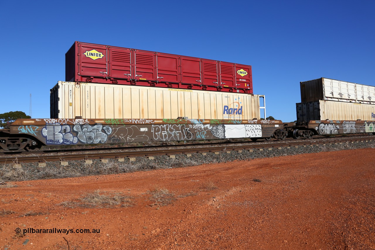 160522 2095
Parkeston, 6MP4 intermodal train, platform 4 of 5-pack RRRY 7007 well waggon set, one of nineteen built in China at Zhuzhou Rolling Stock Works for Goninan in 2005, RAND Refrigerated Logistics RAND 162 reefer and Linfox LSDU 6940032 side door half height container.
Keywords: RRRY-type;RRRY7007;CSR-Zhuzhou-Rolling-Stock-Works-China;