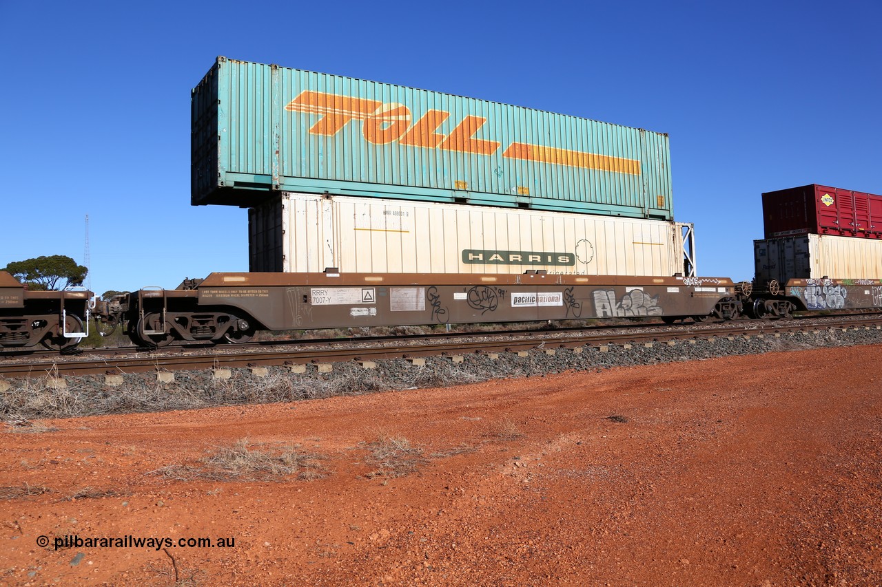 160522 2096
Parkeston, 6MP4 intermodal train, platform 5 of 5-pack RRRY 7007 well waggon set, one of nineteen built in China at Zhuzhou Rolling Stock Works for Goninan in 2005, Harris Refrigerated Logistics HARR 466001 reefer and Toll TCML 48583 48' container.
Keywords: RRRY-type;RRRY7007;CSR-Zhuzhou-Rolling-Stock-Works-China;