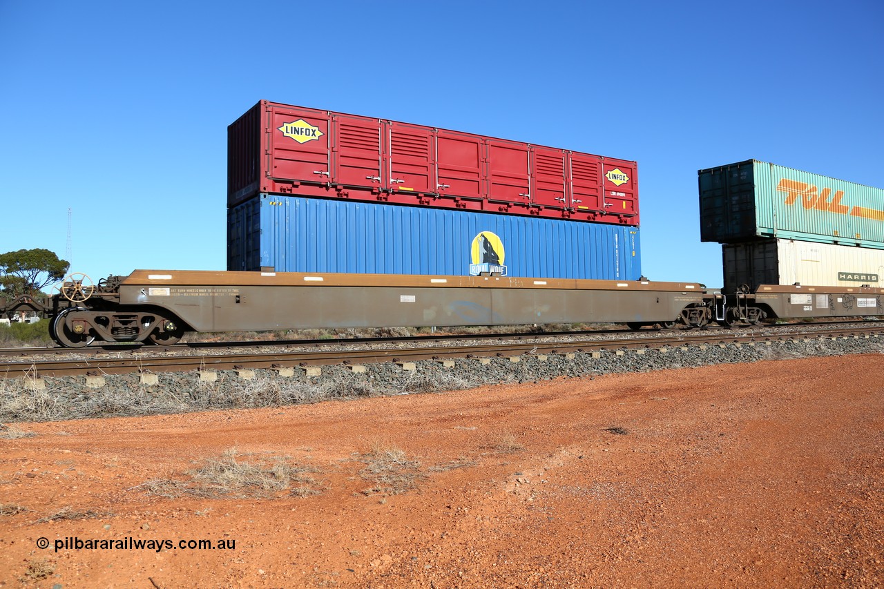 160522 2097
Parkeston, 6MP4 intermodal train, platform 5 of 5-pack RRRY 7006 well waggon set, one of nineteen built in China at Zhuzhou Rolling Stock Works for Goninan in 2005, Royal Wolf RWTU 941279 container and Linfox LSDU 6940094 half height side door container.
Keywords: RRRY-type;RRRY7006;CSR-Zhuzhou-Rolling-Stock-Works-China;