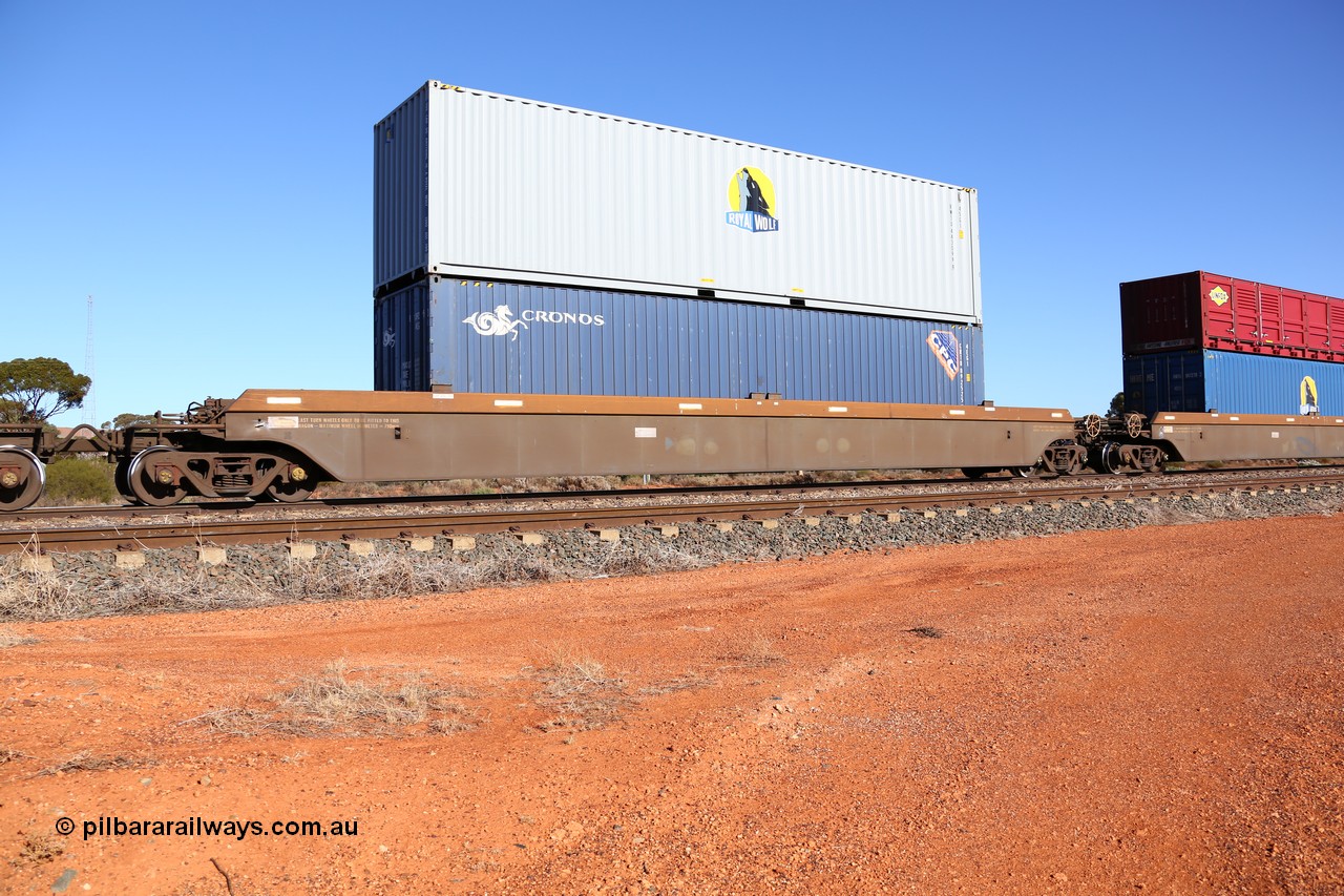 160522 2098
Parkeston, 6MP4 intermodal train, platform 4 of 5-pack RRRY 7006 well waggon set, one of nineteen built in China at Zhuzhou Rolling Stock Works for Goninan in 2005, Cronos CPC CRTU 092525 and grey Royal Wolf RWTU 443099 containers.
Keywords: RRRY-type;RRRY7006;CSR-Zhuzhou-Rolling-Stock-Works-China;